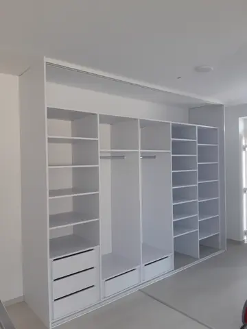 Vstavaná skriňa na mieru, biela