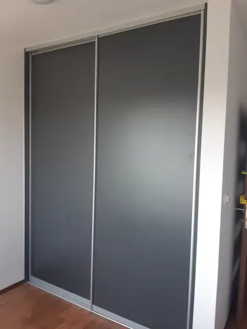 Vstavaná skriňa na mieru, dvojdverová so sklenenou výplňou, antracit