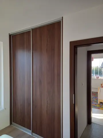 Vstavaná skriňa na mieru, dvojdverová s dverami v dekore orech