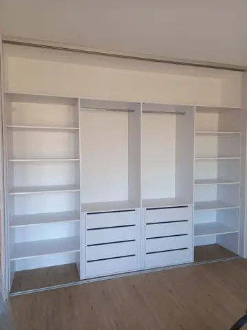 Vstavaná skriňa na mieru, biela