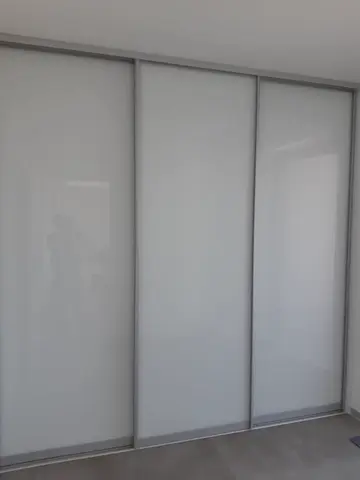 Vstavaná skriňa na mieru, trojdverová so sklenenou výplňou, sivá