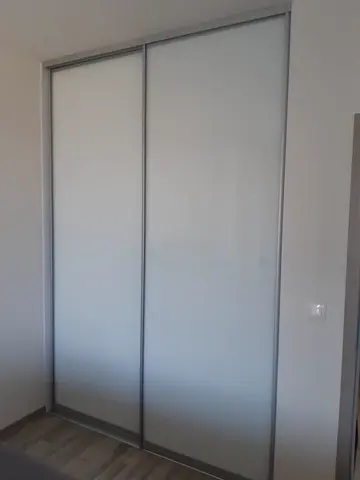 Vstavaná skriňa na mieru, dvojdverová so sklenenou výplňou, biela