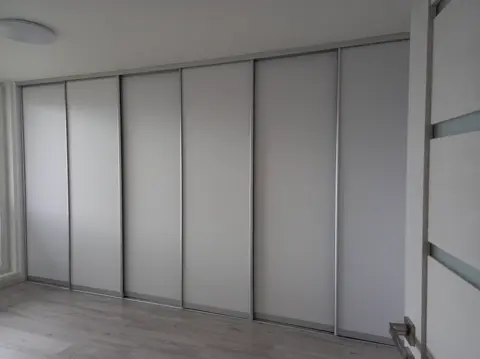 Vstavaná skriňa na mieru, päť a viac dverí so sklenenou výplňou, sivá