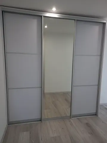 Vstavaná skriňa na mieru, trojdverová s kombinovanou výplňou dverí, biela