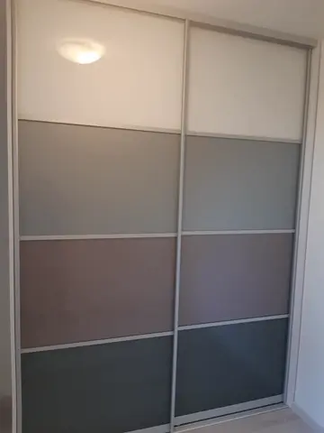 Vstavaná skriňa na mieru, dvojdverová so sklenenou výplňou, kombinácia dekorov