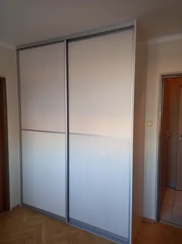 Vstavaná skriňa na mieru, dvojdverová s dverami v dekore javor