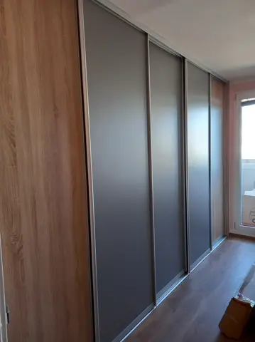 Vstavaná skriňa na mieru, štvordverová so sklenenou výplňou, sivá