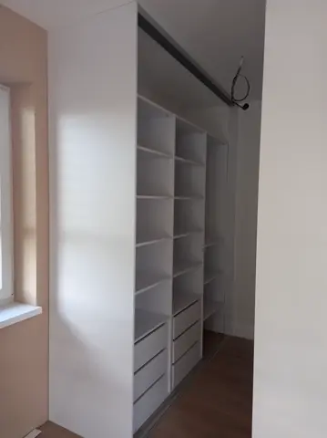 Vstavaná skriňa na mieru, trojdverová so sklenenou výplňou, sivá