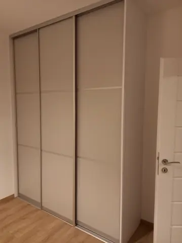 Vstavaná skriňa na mieru, trojdverová so sklenenou výplňou, sivá