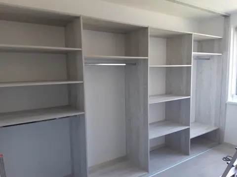 Vstavaná skriňa na mieru, sivá
