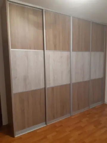 Vstavaná skriňa na mieru, štvordverová s kombinovanou výplňou dverí v dekore dub