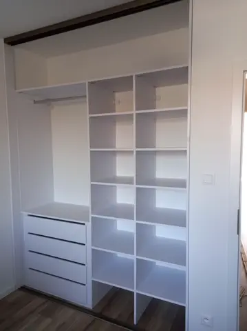Vstavaná skriňa na mieru, biela