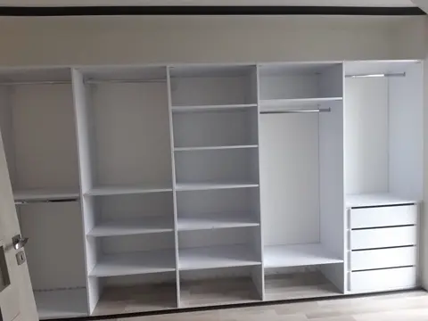 Vstavaná skriňa na mieru, biela