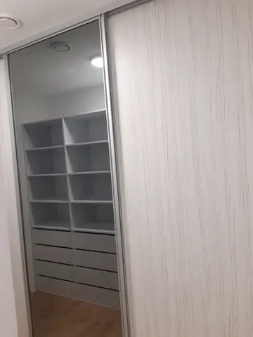 Vstavaná skriňa na mieru s kombinovanou výplňou dverí vo svetlom dekore javor