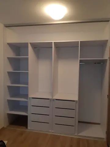 Vstavaná skriňa na mieru, biela