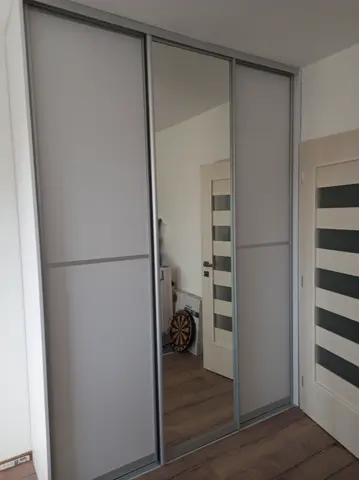 Vstavaná skriňa na mieru, trojdverová s kombinovanou výplňou dverí, sivá
