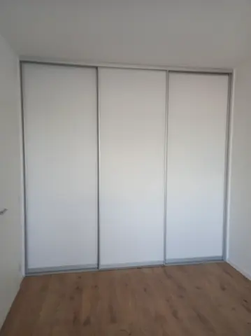 Vstavaná skriňa na mieru, trojdverová s dverami v dekore dreva, biela