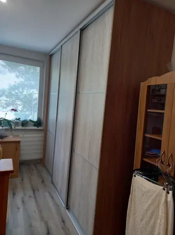 Vstavaná skriňa na mieru, trojdverová s dverami v dekore javor