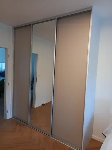 Vstavaná skriňa na mieru, trojdverová s kombinovanou výplňou dverí