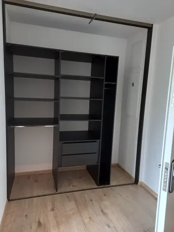 Vstavaná skriňa na mieru v tmavom dekore wenge