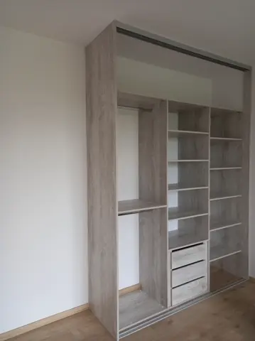 Vstavaná skriňa na mieru, sivá
