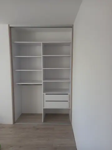 Vstavaná skriňa na mieru, biela