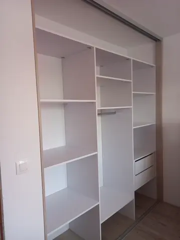 Vstavaná skriňa na mieru, biela