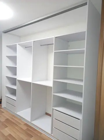 Vstavaná skriňa na mieru, biela
