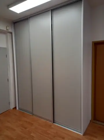 Vstavaná skriňa na mieru, trojdverová, sivá