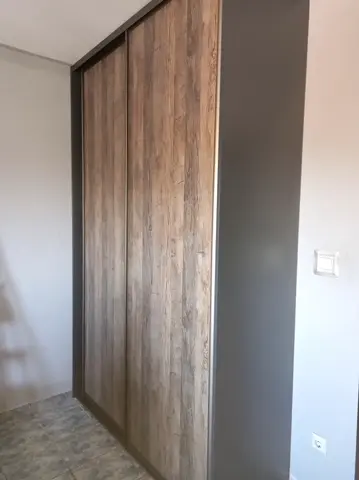 Vstavaná skriňa na mieru, dvojdverová s dverami v dekore orech