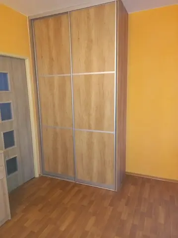 Vstavaná skriňa na mieru, dvojdverová s dverami v dekore dub
