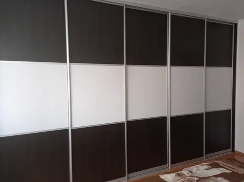Vstavaná skriňa na mieru, päť a viac dverí s kombinovanou výplňou dverí, kombinácia dekorov
