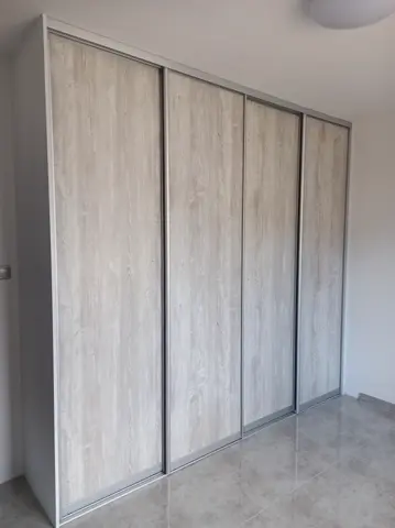 Vstavaná skriňa na mieru, štvordverová s dverami v dekore javor