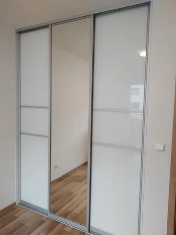 Vstavaná skriňa na mieru, trojdverová s kombinovanou výplňou dverí, biela