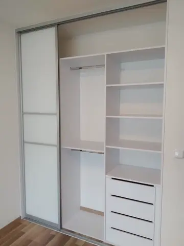Vstavaná skriňa na mieru s kombinovanou výplňou dverí, biela