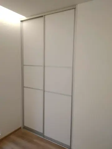 Vstavaná skriňa na mieru, dvojdverová so sklenenou výplňou, biela