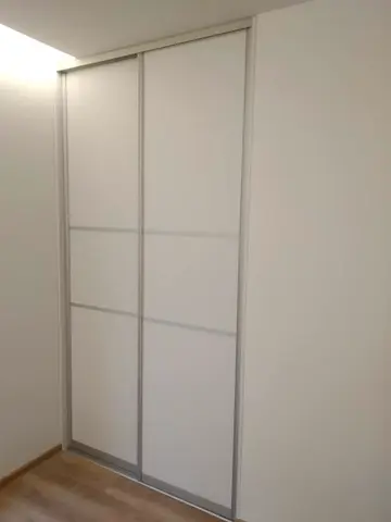 Vstavaná skriňa na mieru, dvojdverová so sklenenou výplňou, biela