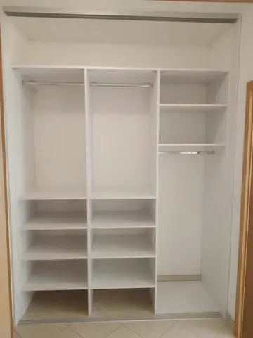 Vstavaná skriňa na mieru s kombinovanou výplňou dverí, biela