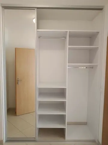 Vstavaná skriňa na mieru s kombinovanou výplňou dverí, biela