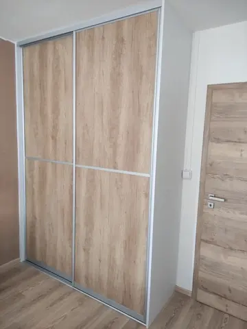 Vstavaná skriňa na mieru, dvojdverová s dverami v dekore dub