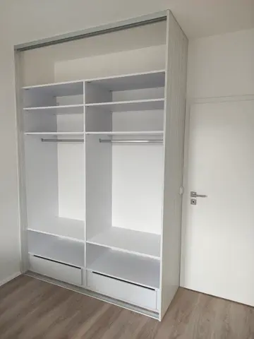 Vstavaná skriňa na mieru, svetlý dekor dreva