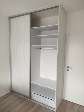 Vstavaná skriňa na mieru, dvojdverová s dverami v dekore javor