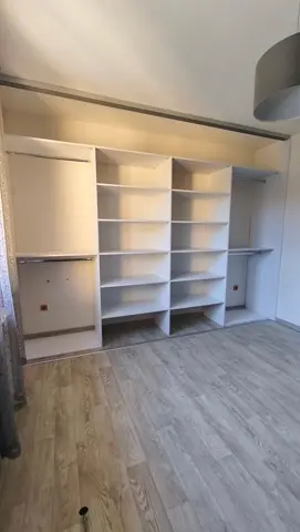 Vstavaná skriňa na mieru s kombinovanou výplňou dverí, biela