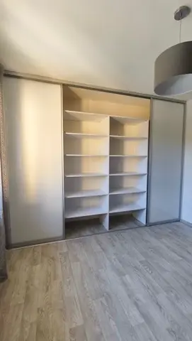 Vstavaná skriňa na mieru s kombinovanou výplňou dverí, biela