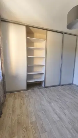 Vstavaná skriňa na mieru s kombinovanou výplňou dverí, biela