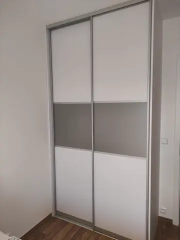 Vstavaná skriňa na mieru, dvojdverová so sklenenou výplňou, kombinácia dekorov