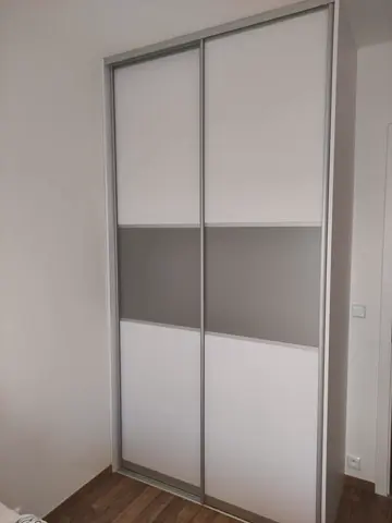 Vstavaná skriňa na mieru, dvojdverová so sklenenou výplňou, kombinácia dekorov