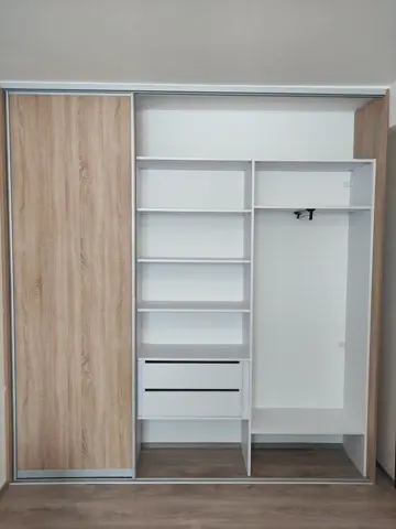 Vstavaná skriňa na mieru s kombinovanou výplňou dverí v dekore dub