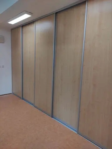 Vstavaná skriňa na mieru, štvordverová s dverami v dekore javor