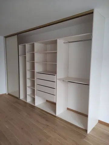 Vstavaná skriňa na mieru s kombinovanou výplňou dverí, kombinácia dekorov
